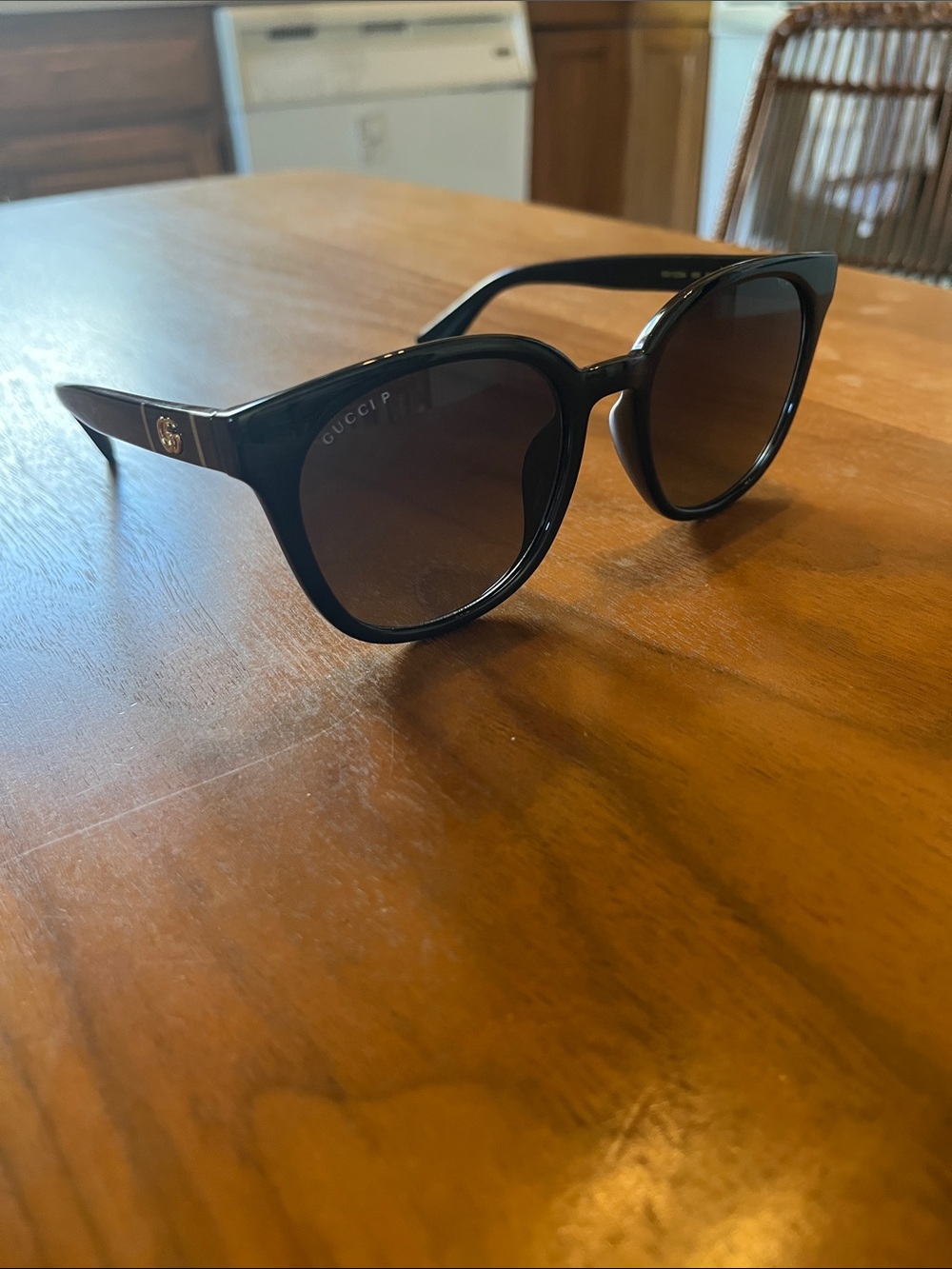 Gucci Black Cat-Eye Polarized Sunglasses with Gradient Lenses
